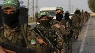شاهد: "حماس" تنظم عرضا عسكريا في غزة تضامنا مع الأسرى المضربين عن الطعام