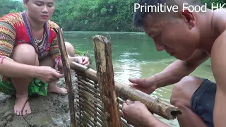 Primitive instinct : Survival skills create smart fish traps - Catch catfish in a trap smart