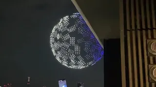 1.800 drones acima do Estádio Nacional em Tóquio, Japão, formam um globo na cerimônia de...