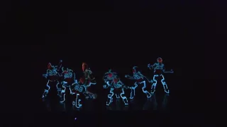 Really nice light TRON Legacy Dance show (TRON Disney movie)