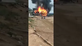 Пожар в заброшенном здании на берегу поселка Курортное