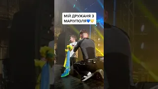 Артем Пивоваров заспівав разом з маленьким хлопчиком на сцені у Чернівцях