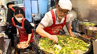 The man who cooks while dancing is funny. （Tiwan Night Market）