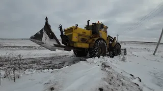 Трактор Кировец. Чистим снег, которого толком нет.