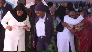 RAIS SAMIA ASHINDWA KUVUMILIA ANYANYUKA KWENYE KITI KUCHEZA WIMBO WA MAMA