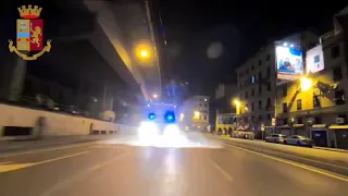Reparto  Mobile dispiegato a Genova: idranti della Polizia contro nemico invisibile