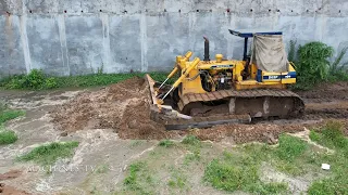 Best Bulldozer KOMATSU Sand Clearance Big Land Filling Up Dum Truck Unloading Stone Mix With Dirt