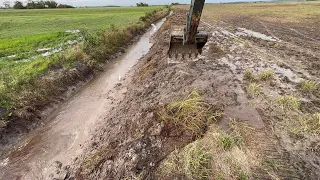 FAZENDO LIMPEZA DE VALA ✅ Escavadeira hidráulica op iago