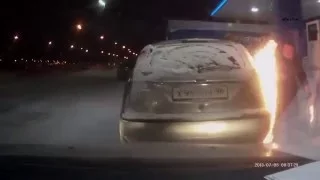 В Сургуте женщина подожгла собственный автомобиль на заправке!