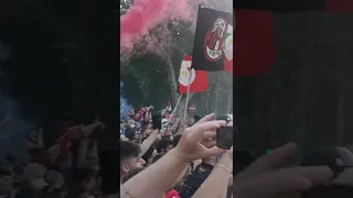 Passaggio del Pullman del Milan con i Giocatori RossoNeri in Festa Scudetto tra la Folla dei Tifosi