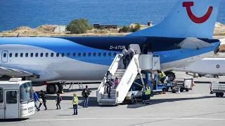 Spanien und Italien spannen die Sonnenschirme auf