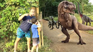 LUCAS E PAPAI ENTRAM NA MÁQUINA DO TEMPO E APARECE UM DINOSSAURO