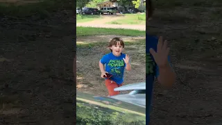 HERES HOW WE GREET OUR GARBAGE MEN, THIS KID LOVES WATCHING THEM #fyp #viral #kids #love #excited