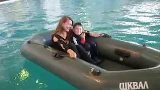 Дельфин катает на лодке
