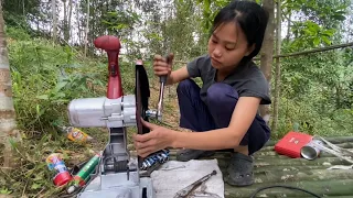 The genius girl successfully repaired an old broken iron biting machine