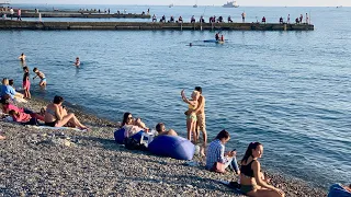 Загорают и купаются в море: Сочи в начале ноября