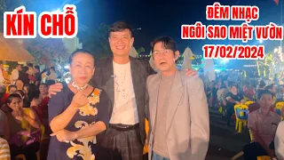 Đêm nhạc Ngôi Sao Miệt Vườn 17/2/2024 kín chỗ, Khương Dừa hạnh phúc bà con vây quanh chụp hình