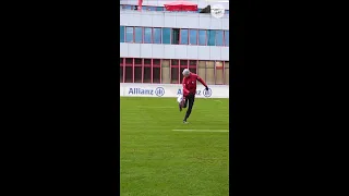 Bayern Coach shows INSANE Skills 🤯