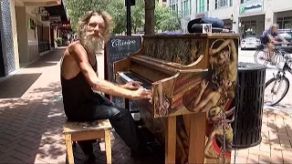 Donald Gould, el indigente que conquistó al internet tocando el piano