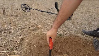 MUHTEŞEM BİR ÖREN YERİ BOŞ SİNYAL YOK Searching for a single coin with a detector