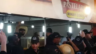 Gusttavo Lima Comendo Pastel na Festa de Peão Barretos 2016