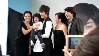 Hyun Joong carried the little girl n she cry (Part 6)