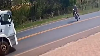 Motociclista que empinava moto bate de frente com caminhão na GO-010