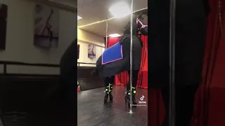 Такого вы не видели. Конь танцует. Лошадь танцует на каблуках. Pole dancer.Pole dance. Конь Геннадий