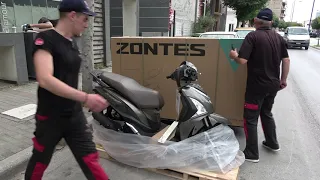 unboxing the SYM Symphony ST 200i scooter for 2020