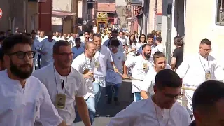 Oggi la processione di San Nicolò Politi corsa dei devoti traversa Via Vittorio Emanuele Adrano 2022