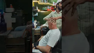 массаж головы в Индии в парикмахерской