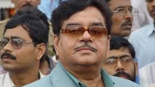 Nepal Earthquake 2015 - Shatrughan Sinha Sad & Prays For Dead People