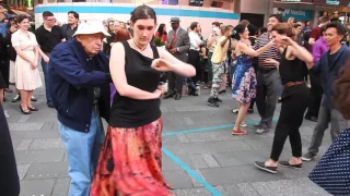 Танцы на Тайм сквер. Танцуют все )))/Dancing on Times Square