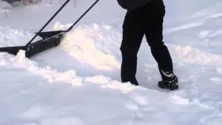 Скрепер волокуша Михалыч усиленный для ручной уборки снега.MP4