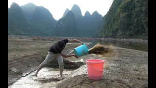 小莫把鱼养在水沟里，今天水抽干后水面瞬间沸腾起来，真是赚翻了