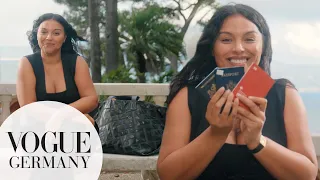 Paloma Elsesser öffnet ihre Céline-Reisetasche | On the Road | VOGUE Germany