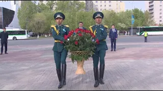 Елордадағы Мәншүк Мәметованың ескерткішіне гүл қойылды