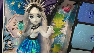 MONSTER HIGH SKULLTIMATE SECRETS FEARIDESCENT FRANKIE STEIN DOLL REVIEW