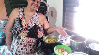 Vim Mostrar Meu Almoço De Hoje #Arroz #feijão e #carnemoidacombatata e salada 🥗