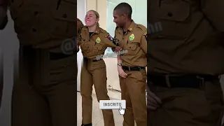 TESTANDO TASER NA POLÍCIA | A REAÇÃO É HILARIA 😅😅 #shorts #comedia #brincadeiras