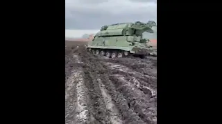 Русский ЗРК «ТОР-М2» застрял в грязи