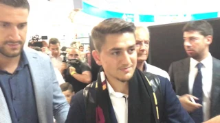 Cengiz Under è sbarcato a Fiumicino: "Comincia una nuova avventura. Forza Roma!"