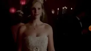 The vampire diaries: Stefan dançando com caroline no baile