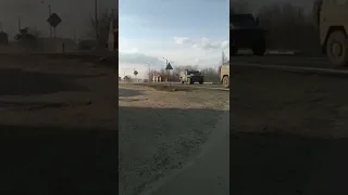 Мужчина собственным телом пытается остановить колону российских войск