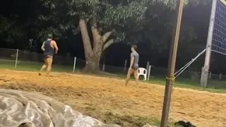 Leonardo jogando fultvolei com Gustavo Lima e seus amigos na sua fazenda.(3)