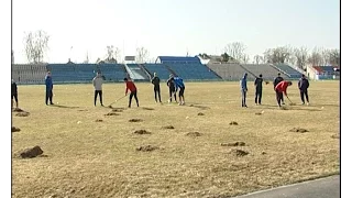 Трудовая тренировка: игроки и тренеры ФК «Елец» приступили к уборке центрального городского стадиона