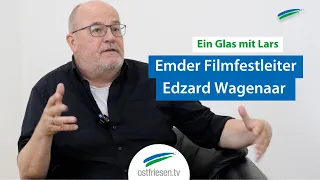 Das Emder Filmfest | Festivalleiter Edzard Wagenaar bei "Ein Glas mit Lars"