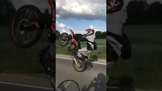 Учусь стантить. Нормально получается?🥵 #regulmoto #stunt #enduro