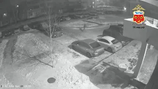 Эксклюзивная видеозапись с места повреждения семи дорогостоящих автомобилей во дворе дома 59 1 по ул
