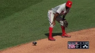 Pigeon gets close to Rollins in the field